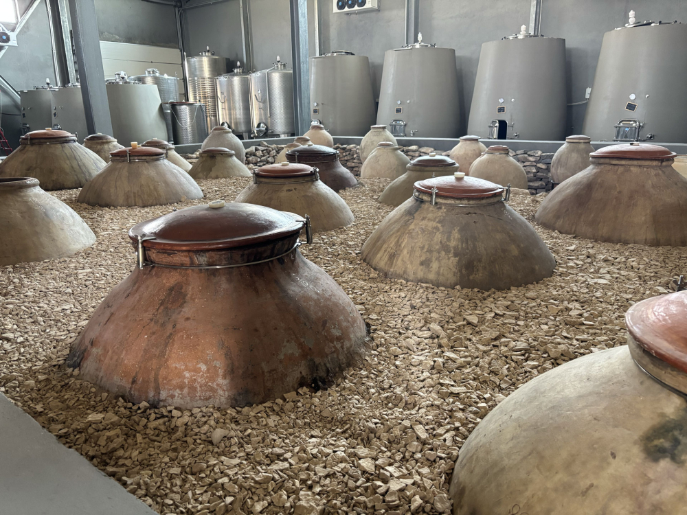 Zorah, antichissime anfore di terracotta interrate nella pietra chiamate Karas Zorah, antichissime anfore di terracotta interrate nella pietra chiamate Karas