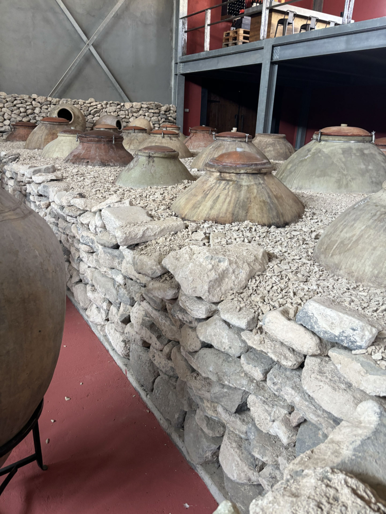 Zorah, antichissime anfore di terracotta interrate nella pietra chiamate Karas Zorah, antichissime anfore di terracotta interrate nella pietra chiamate Karas