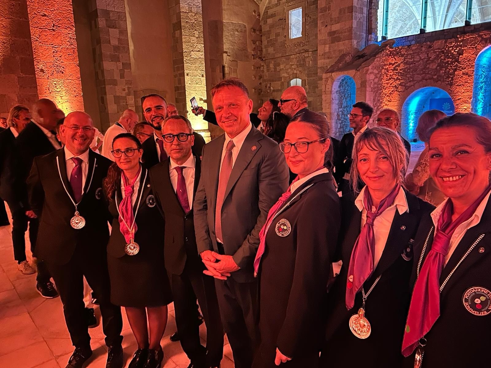 Il Ministro Lollobrigida con la squadra dei Sommelier del G7