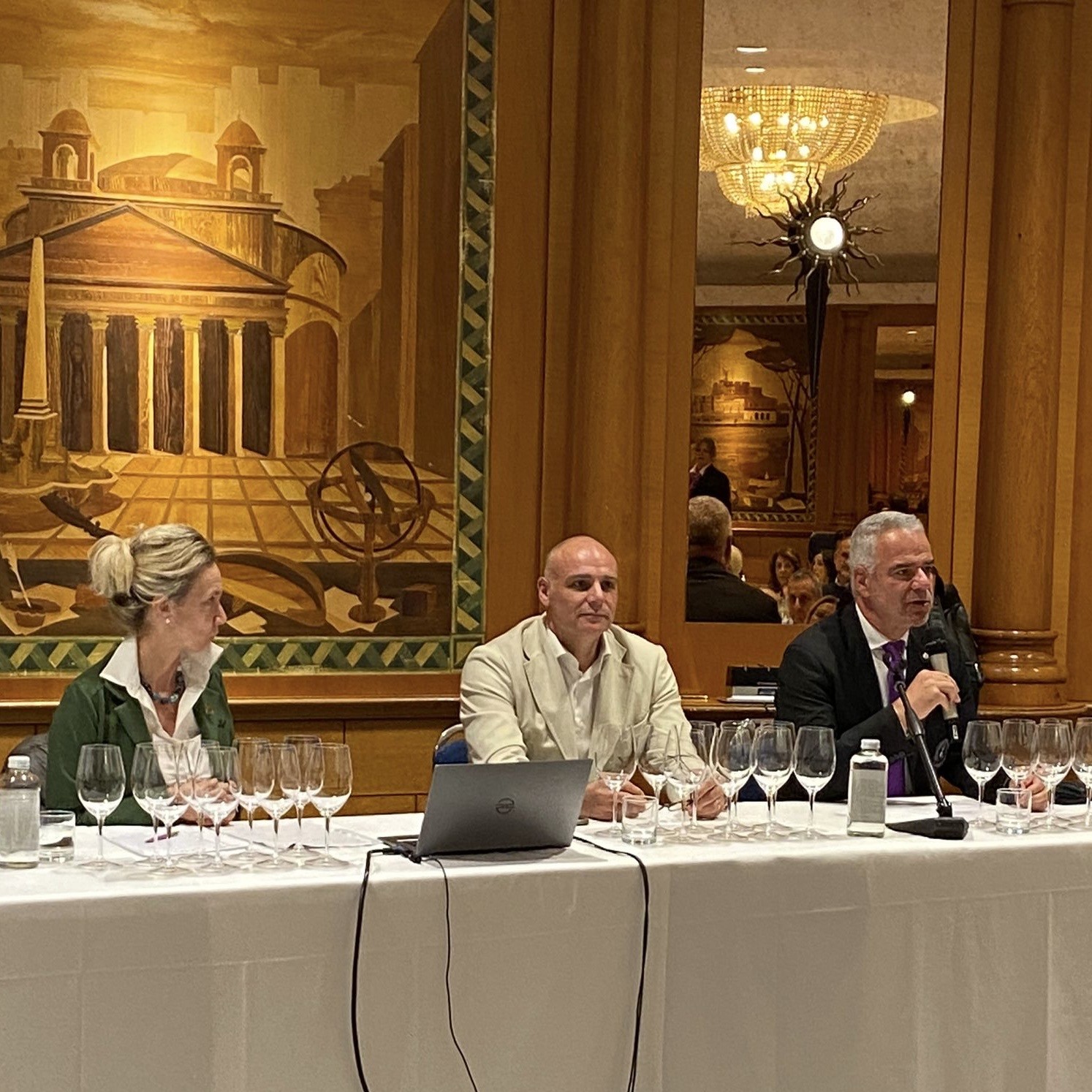 Da sinistra Barbara Tamburini, enologo, Jacopo Pastorino, responsabile commerciale e Paolo Lauciani, docente della Fondazione Italiana Sommelier