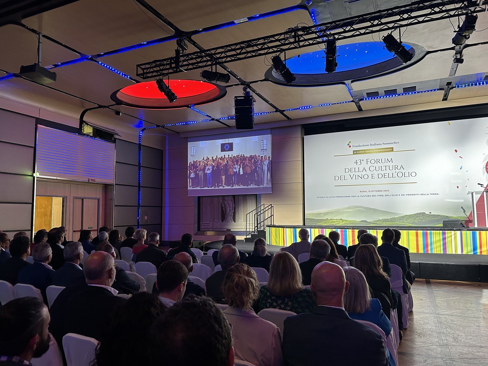 Panoramica della sala durante 43° Forum della Cultura del Vino, dell’Olio e dei Prodotti della Terra