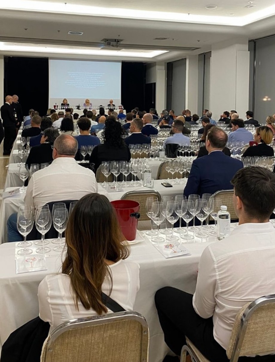 Panoramica della sala durante la degustazione delle 20 annate di Montiano