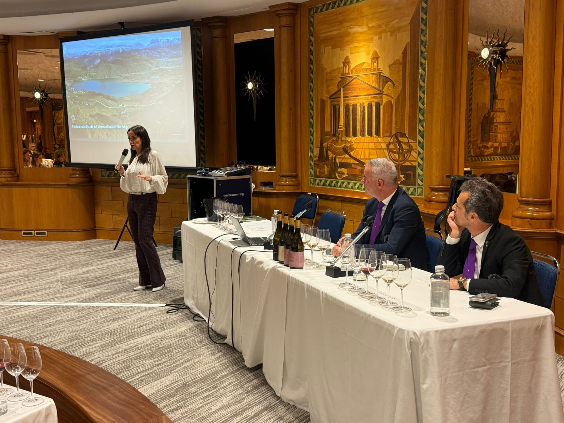 Elena Francia, DipWSET Area Manager Italia, Raffaele Fischetti, Presidente della delegazione Trentino-Alto Adige e Paolo Lauciani, Docente della Fondazione Italiana Sommelier