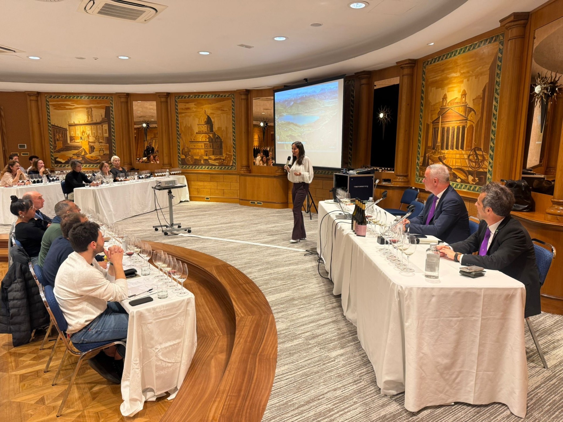 Elena Francia, DipWSET Area Manager Italia, Raffaele Fischetti, Presidente della delegazione Trentino-Alto Adige e Paolo Lauciani, Docente della Fondazione Italiana Sommelier