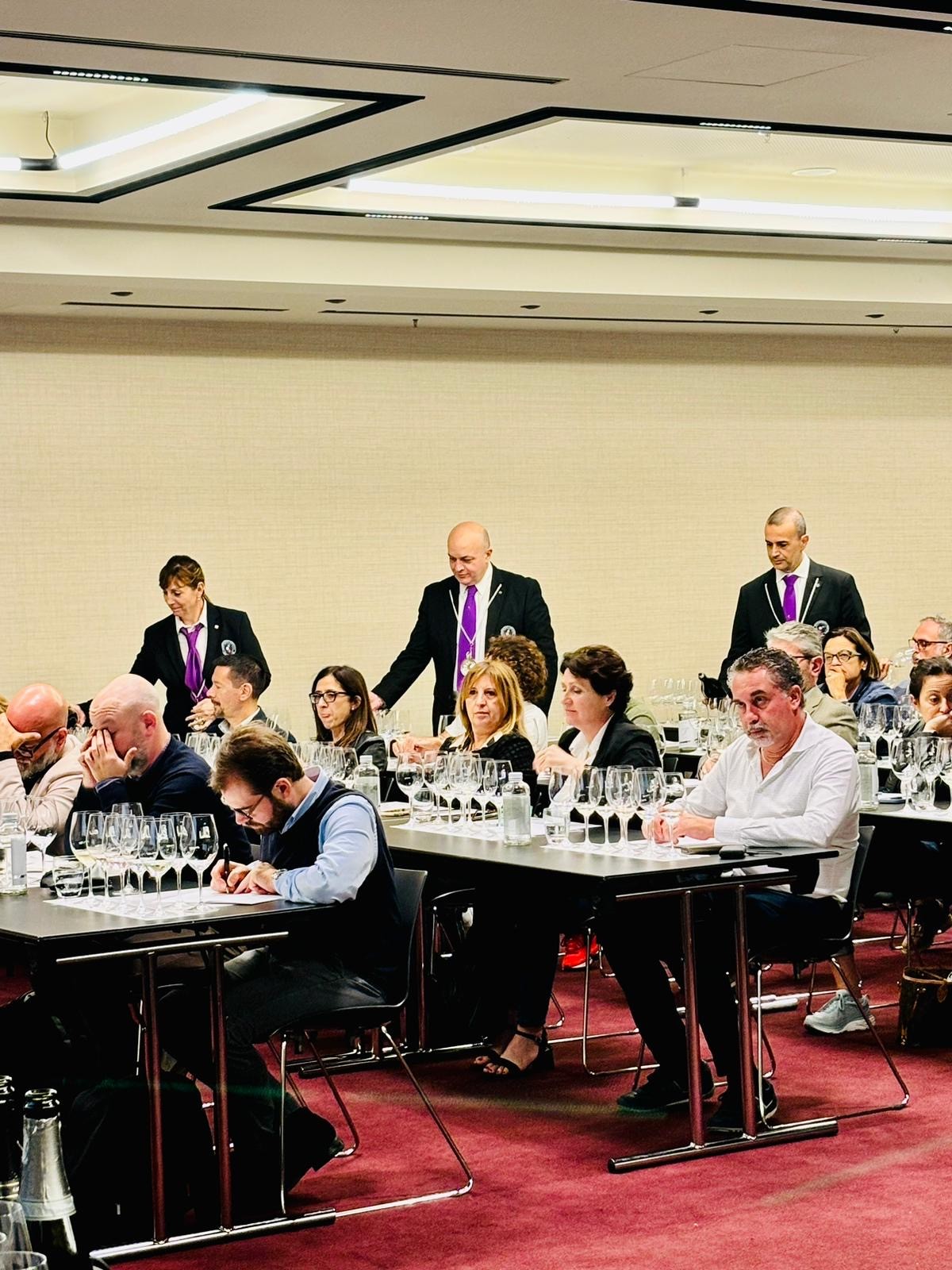 Il servizio sommelier durante la degustazione di Paladin