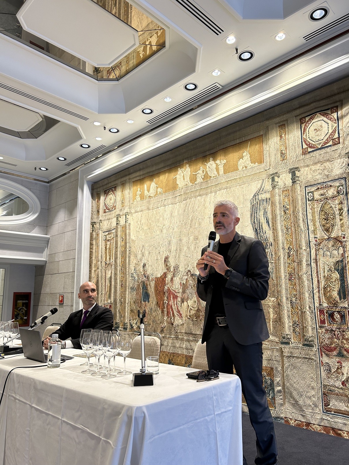 Carmine Agrillo, Docente della Fondazione Italiana Sommelier, e Demetrio Rizzo, rappresentante dell’azienda