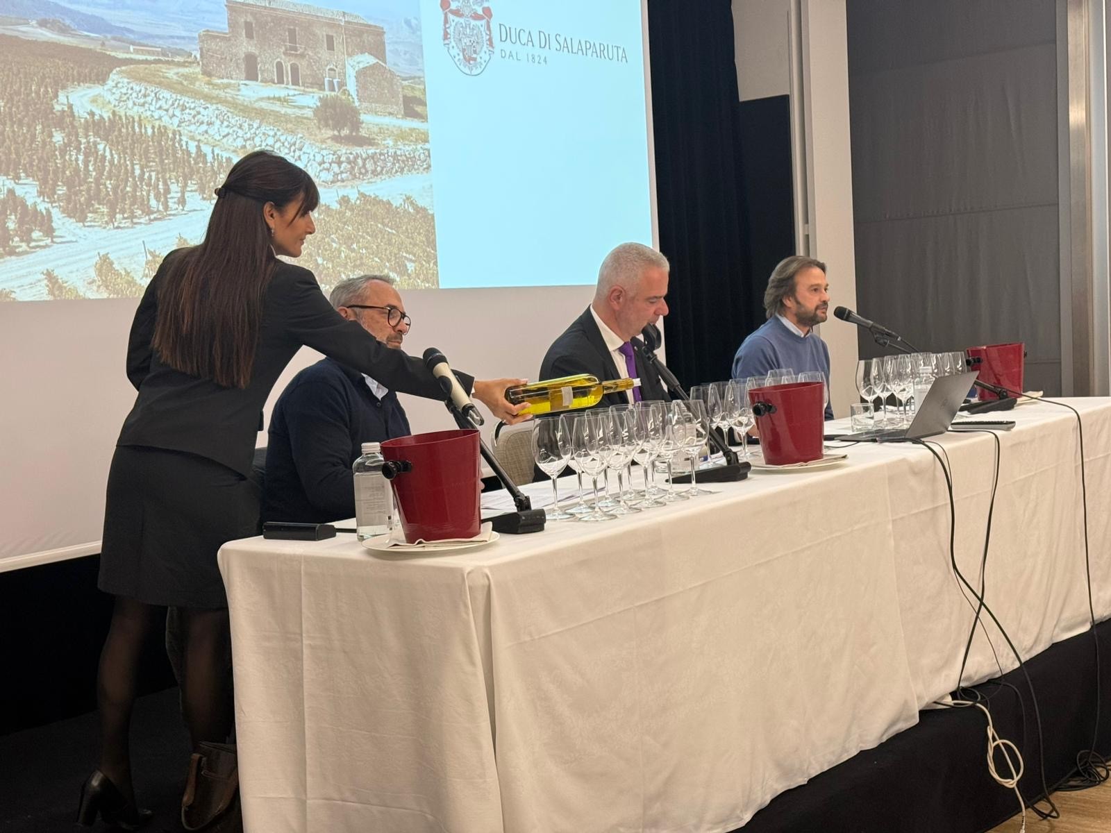 Il tecnico aziendale Walter Speller, il docente della Fondazione Italiana Sommelier Paolo Lauciani e l’enologo Salvatore Tomasello durante la degustazione di Duca di Salaparuta