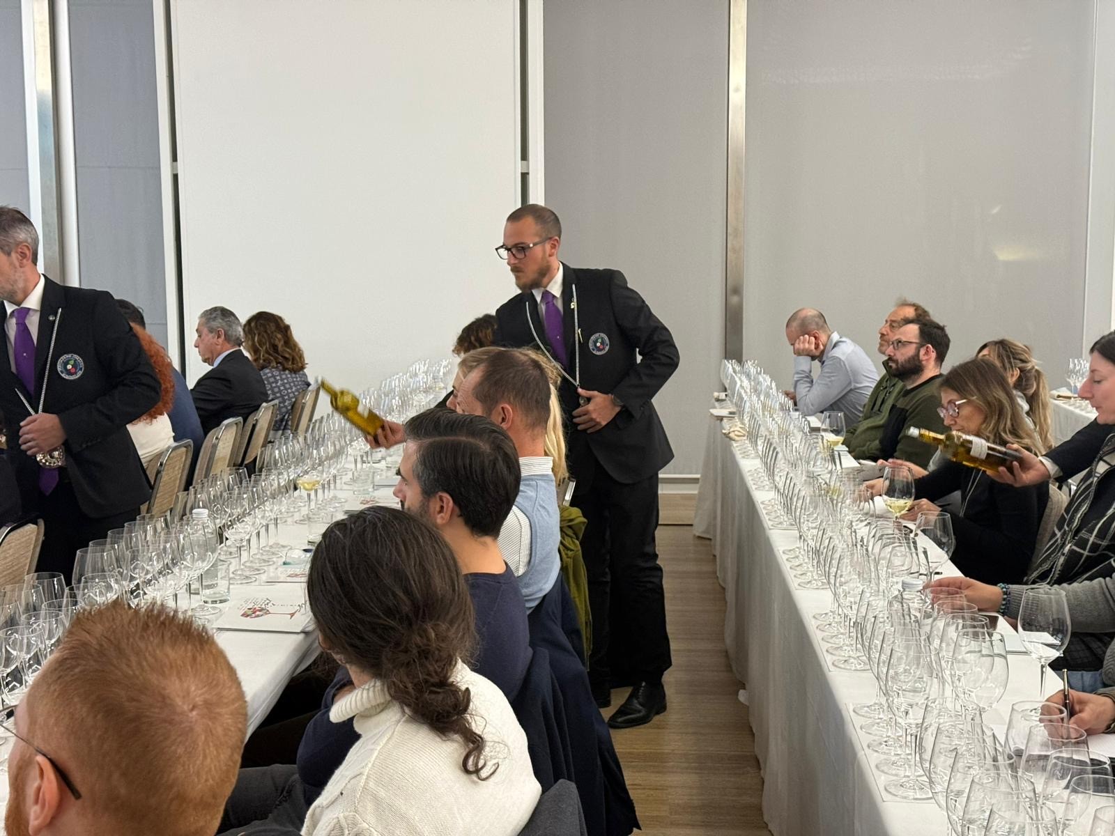 Il servizio dei vini durante la degustazione di Duca di Salaparuta