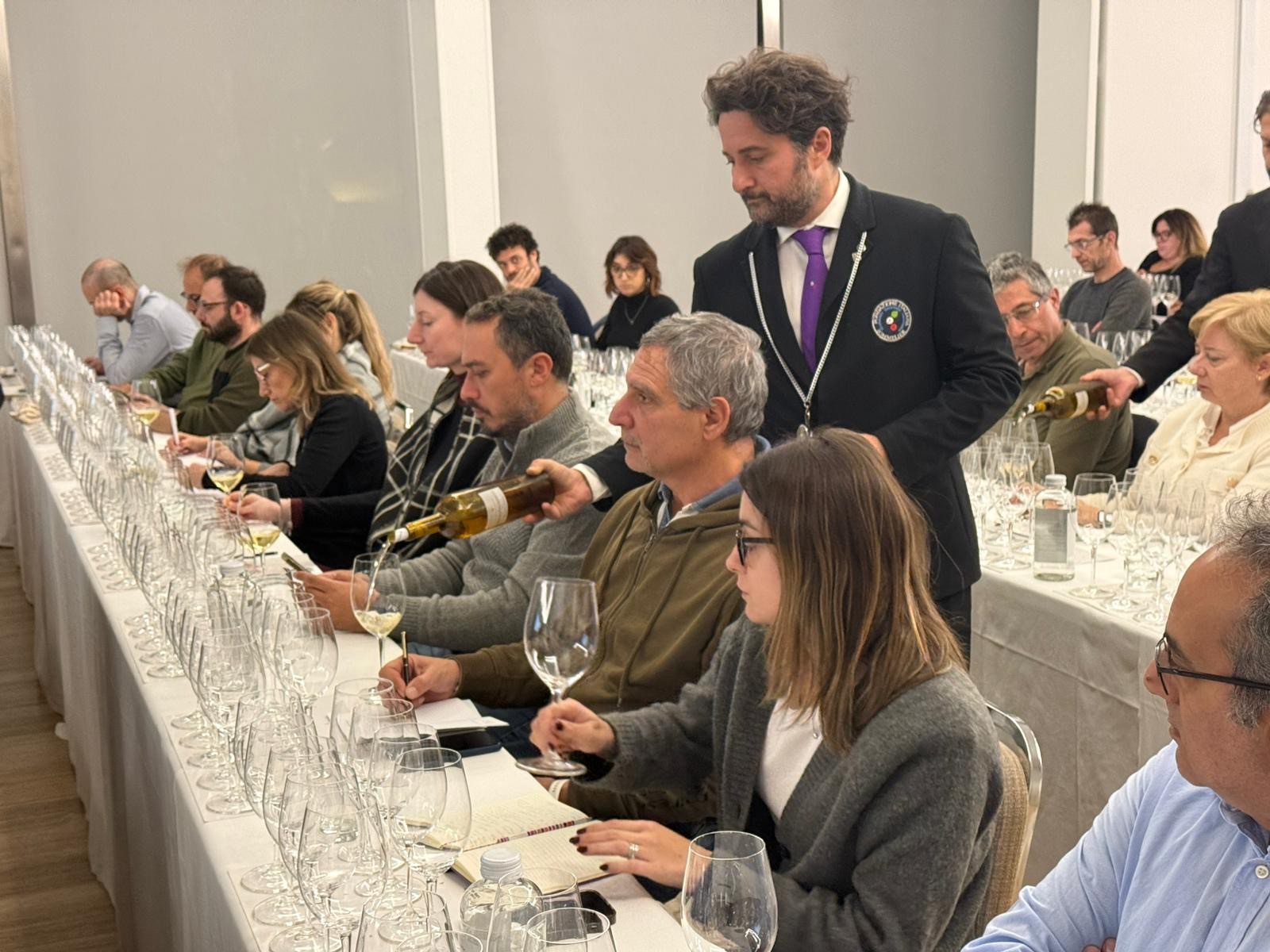 Il servizio dei vini durante la degustazione di Duca di Salaparuta