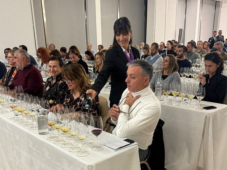 Il servizio dei vini durante la degustazione di Duca di Salaparuta