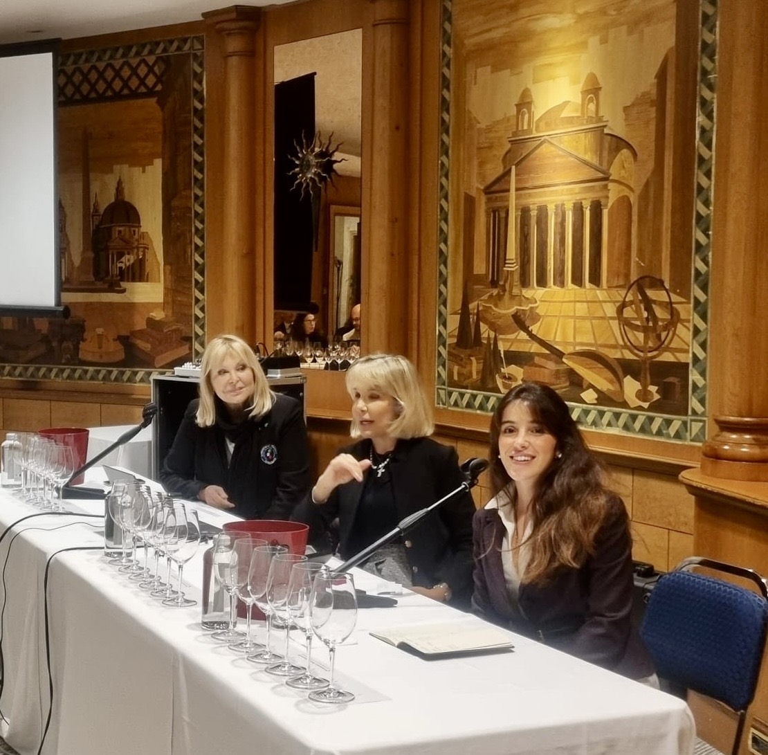 In Docenza Daniela Scrobogna Docente della Fondazione Italiana Sommelier, Valeria Agosta e Serena Costanzo