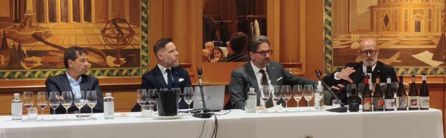 Tonino Bagaglini, Carlo Attisano e Angelo Giovannini, rispettivamente proprietario, brand ambassador ed enologo di Colle di Maggio assieme a Luciano Mallozzi, docente della Fondazione Italiana Sommelier, che ha guidato la degustazione.