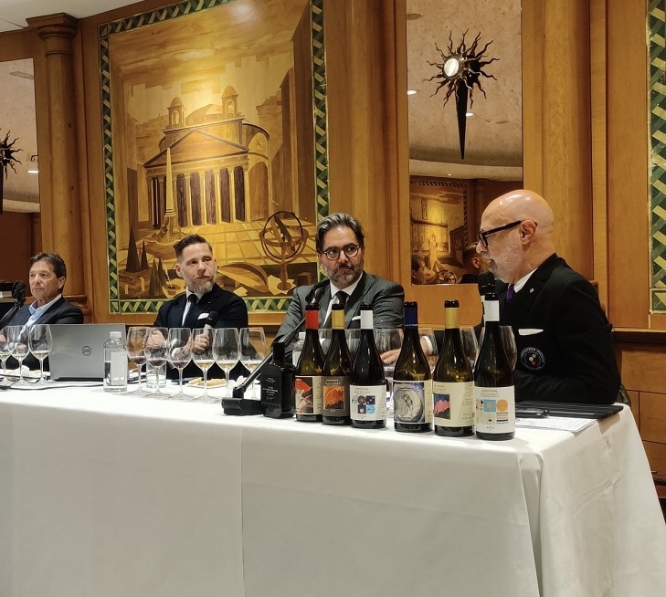 Tonino Bagaglini, Carlo Attisano e Angelo Giovannini, rispettivamente proprietario, brand ambassador ed enologo di Colle di Maggio assieme a Luciano Mallozzi, docente della Fondazione Italiana Sommelier, che ha guidato la degustazione.