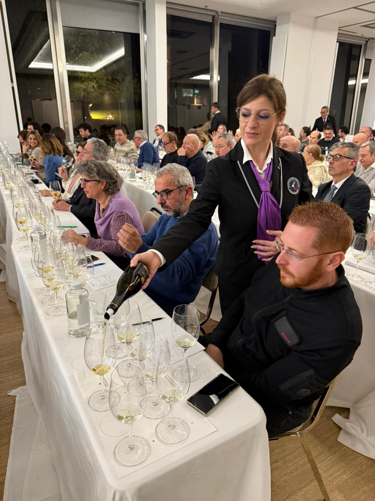 Il servizio del vino durante la degustazione