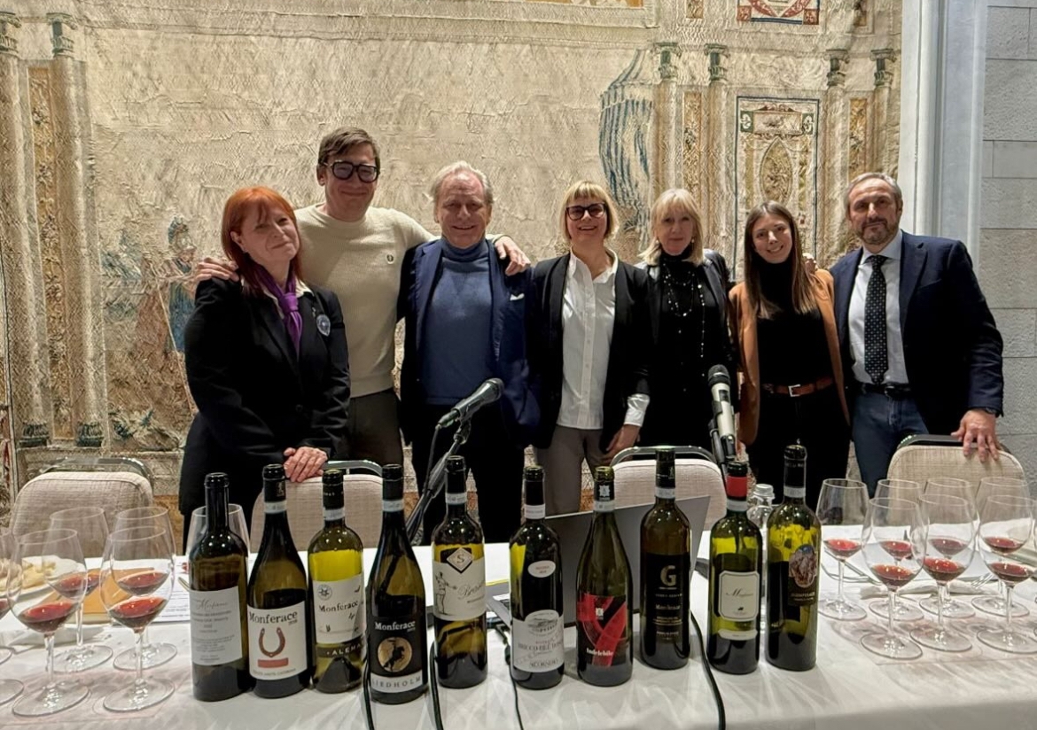 Mariaclara Menenti Savelli, docente della Fondazione Italiana Sommelier con i produttori Lorenzo Rosso, Guido Carlo Alleva (anche presidente Associazione), Luciana Biondo, Simona Cavallero, Giulia Legnani e Mario Ronco