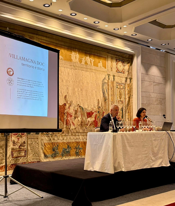 Paolo Lauciani, docente della Fondazione Italiana Sommelier, e Katia Masci, proprietari dell'azienda Valle Martello, durante la degustazione