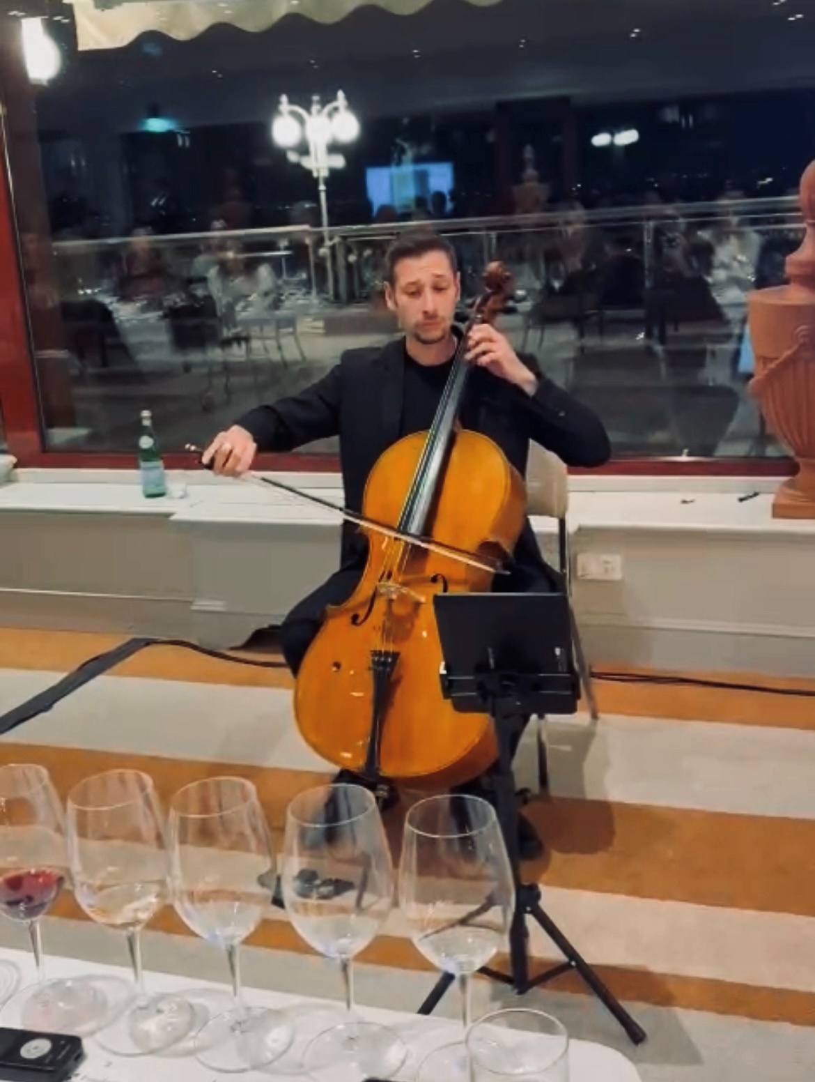 Un momento della degustazione con musica dal vivo