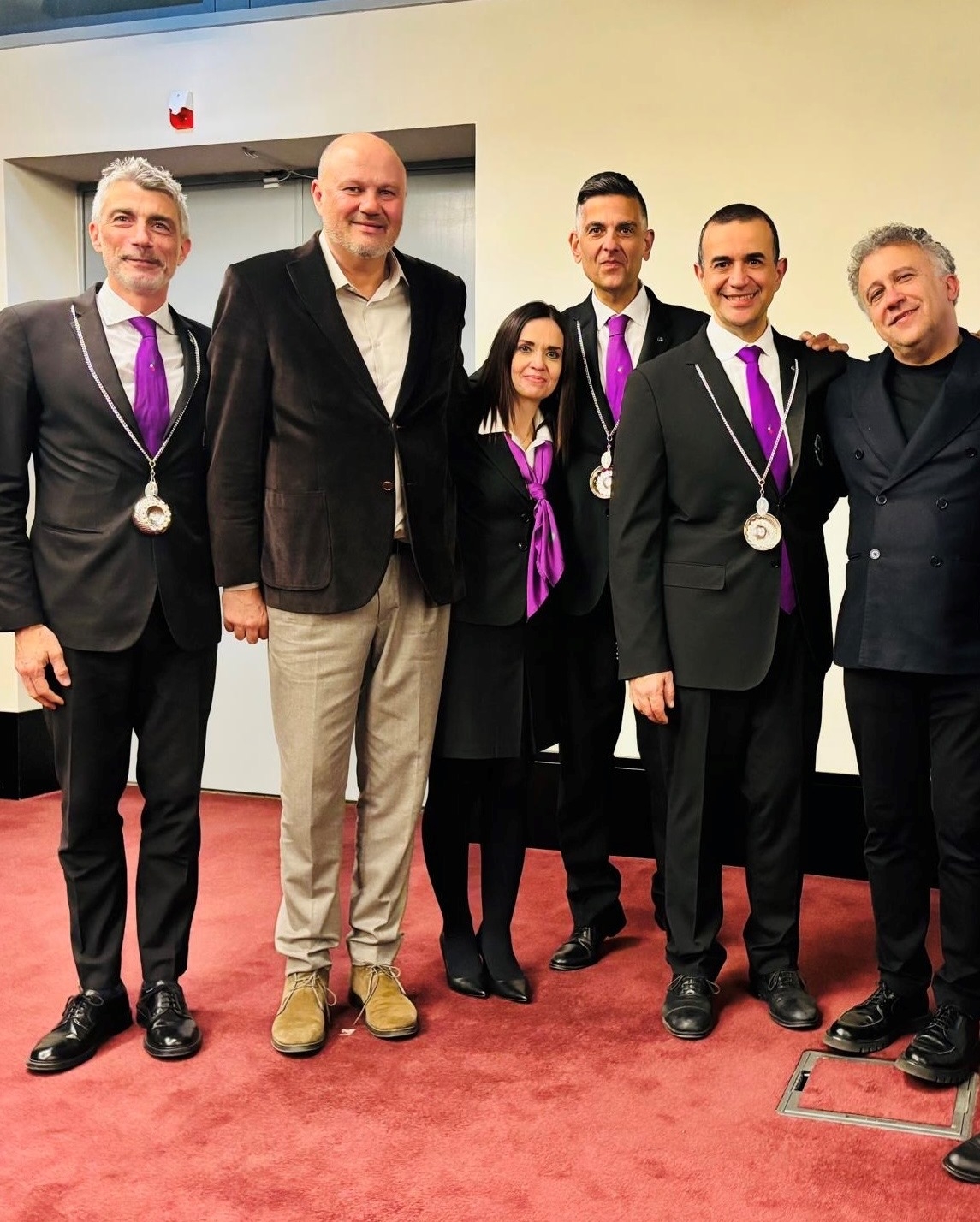 Il proprietario Stefano Chiarlo, Massimo Billetto, docente della Fondazione Italiana Sommelier, insieme ai Sommelier di Servizio della degustazione