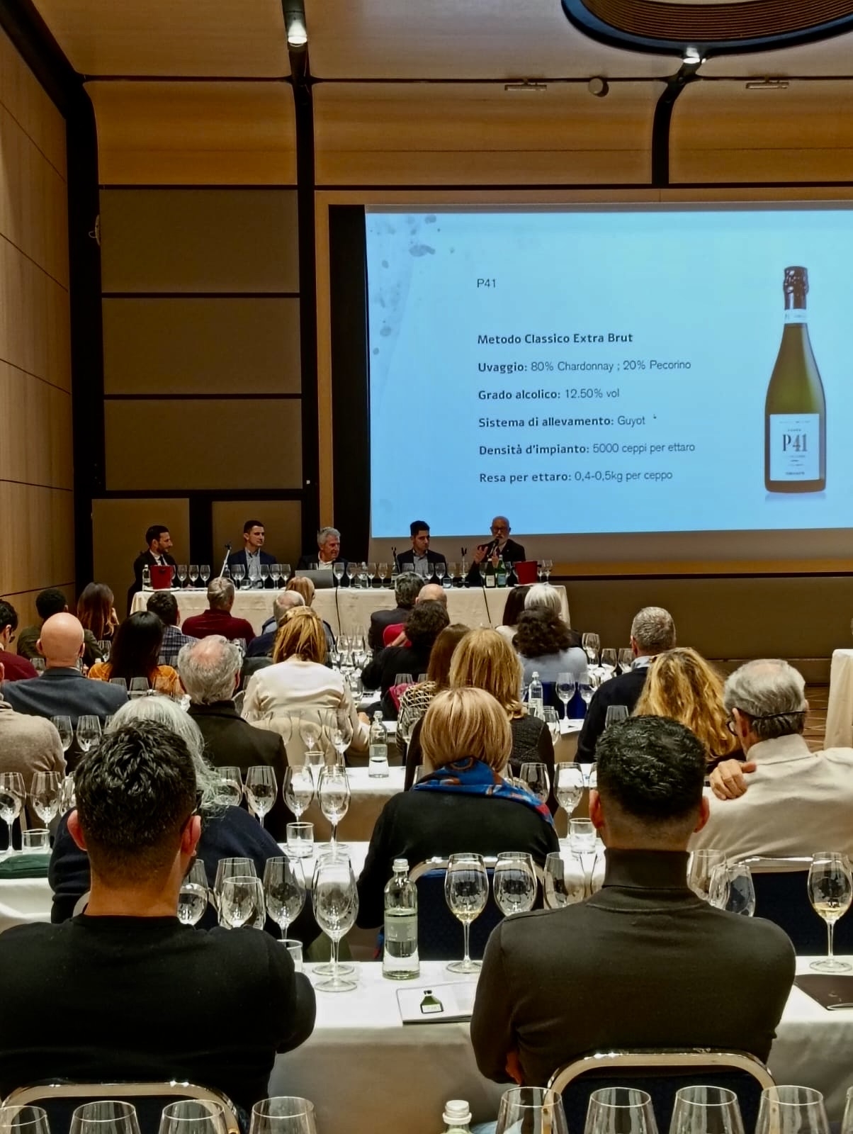 In docenza, da sinistra, Matteo Bernabei, consulente enologico, Angelo e Michele Di Ruscio insieme al padre Claudio, Luciano Mallozzi, docente di Fondazione Italiana Sommelier