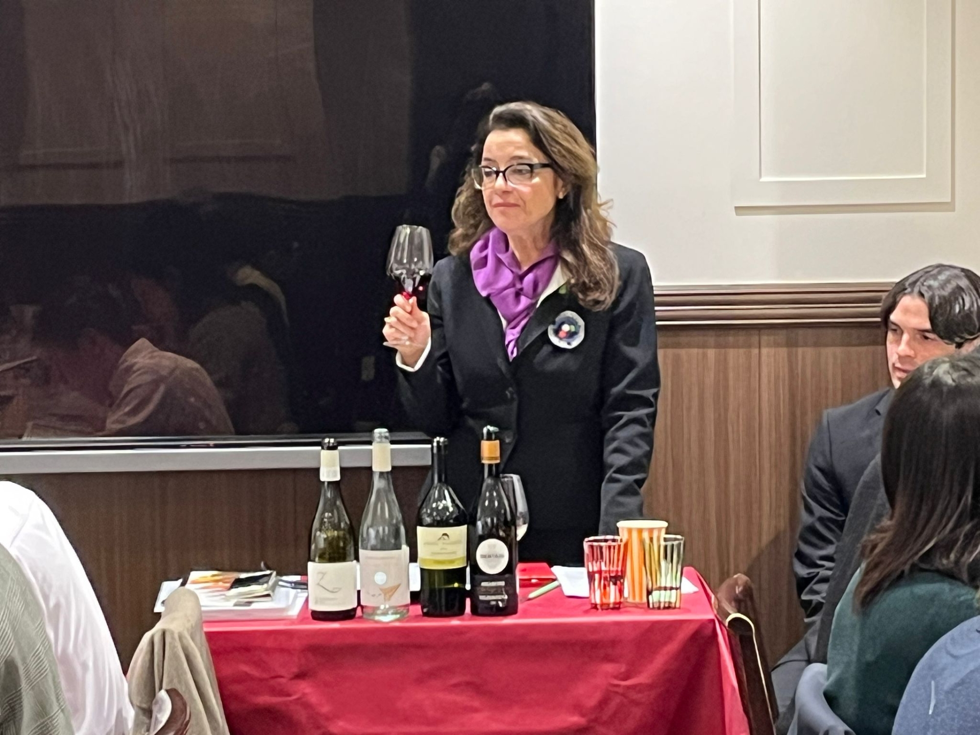 Antonella Anselmo spiega la degustazione durante l’ottava edizione del Corso Internazionale, full immersion, sui vini delle Regioni d’Italia a Tokyo