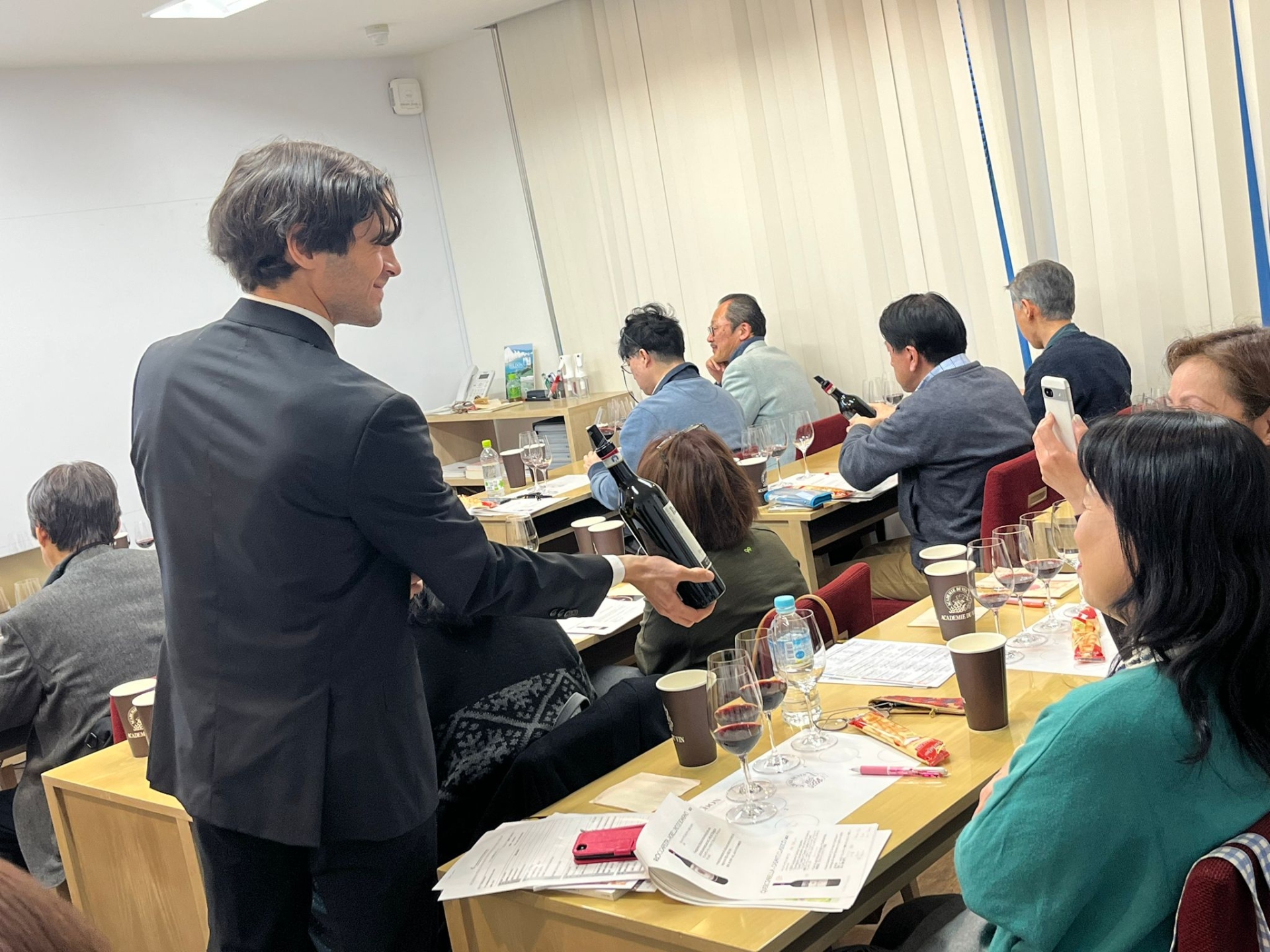 Edoardo Lemme presenta uno dei vini in degustazione durante una lezione dell’ottava edizione del Corso Internazionale, full immersion, sui vini delle Regioni d’Italia a Tokyo