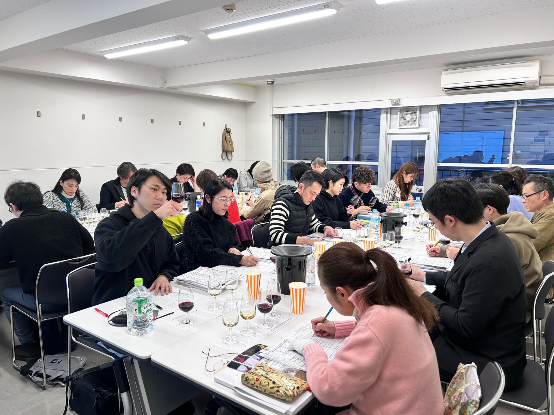 Panoramica della sala di degustazione durante l’ottava edizione del Corso Internazionale, full immersion, sui vini delle Regioni d’Italia a Tokyo