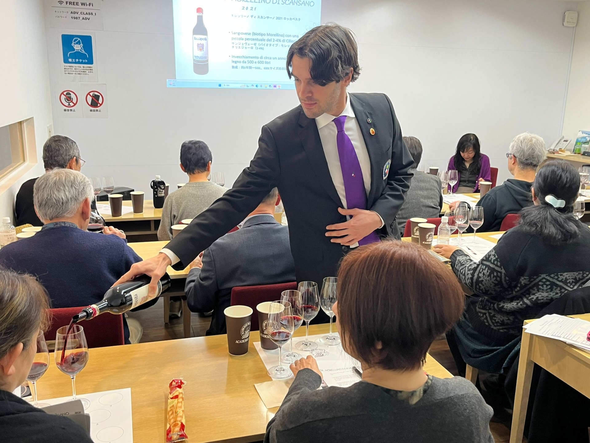 Edoardo Lemme serve ai partecipanti uno dei vini in degustazione durante l’ottava edizione del Corso Internazionale, full immersion, sui vini delle Regioni d’Italia a Tokyo