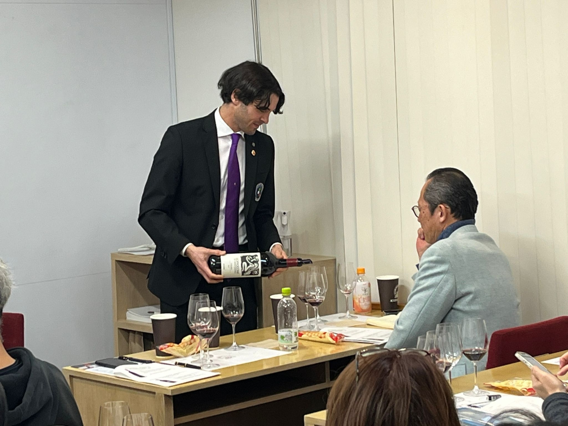 Edoardo Lemme serve ai partecipanti uno dei vini in degustazione durante l’ottava edizione del Corso Internazionale, full immersion, sui vini delle Regioni d’Italia a Tokyo