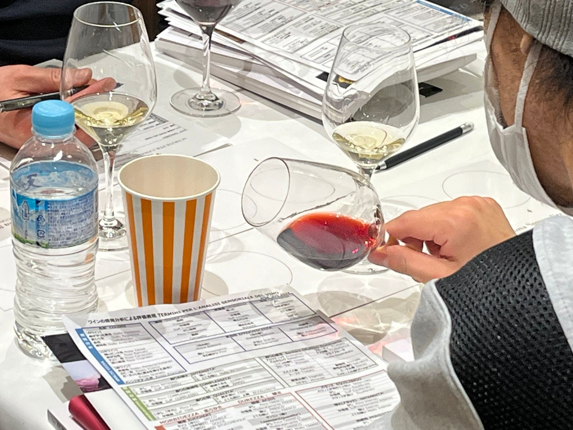 Un momento della degustazione durante una lezione dell’ottava edizione del Corso Internazionale, full immersion, sui vini delle Regioni d’Italia a Tokyo