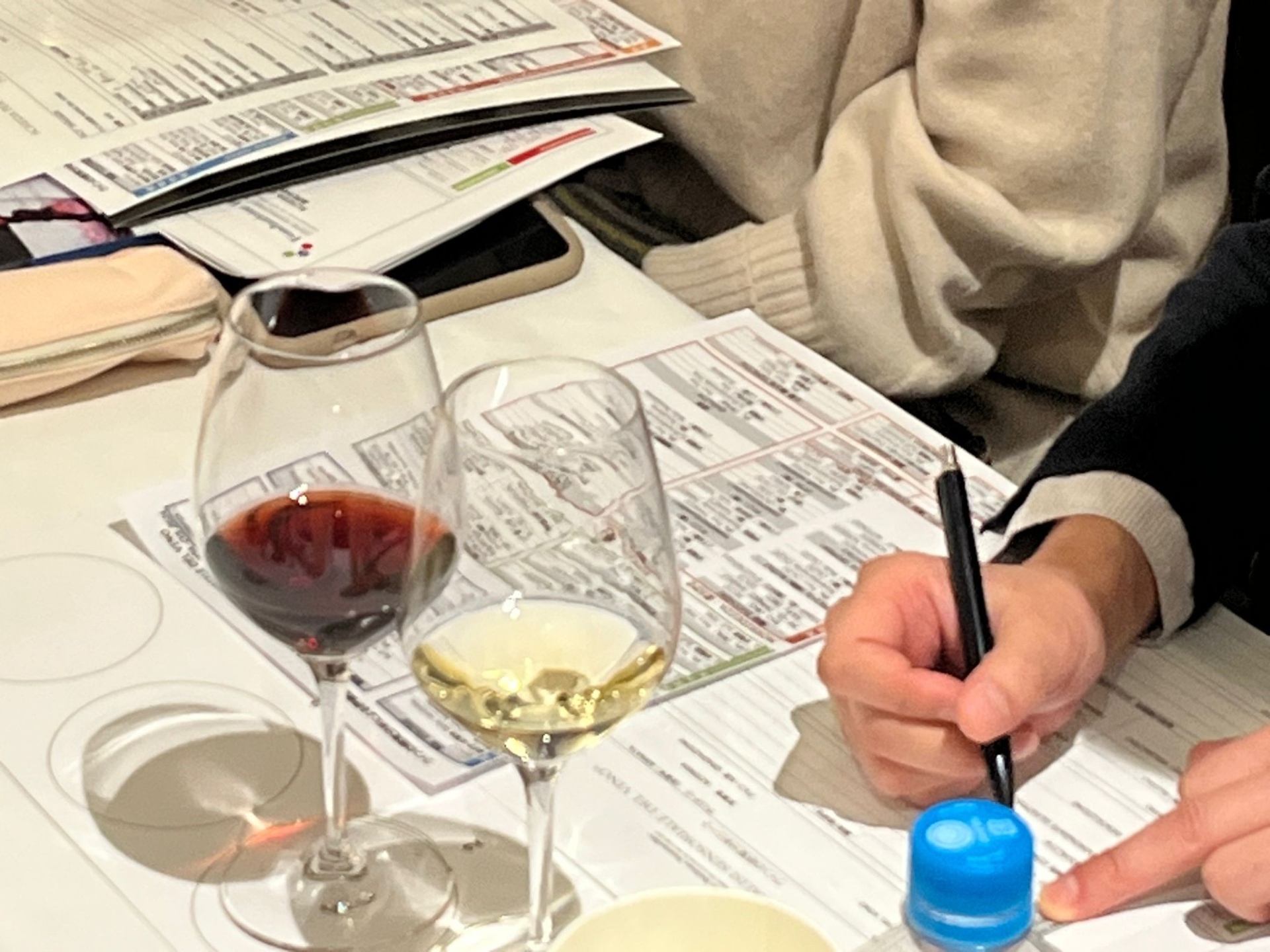 Un momento della degustazione durante una lezione dell’ottava edizione del Corso Internazionale, full immersion, sui vini delle Regioni d’Italia a Tokyo