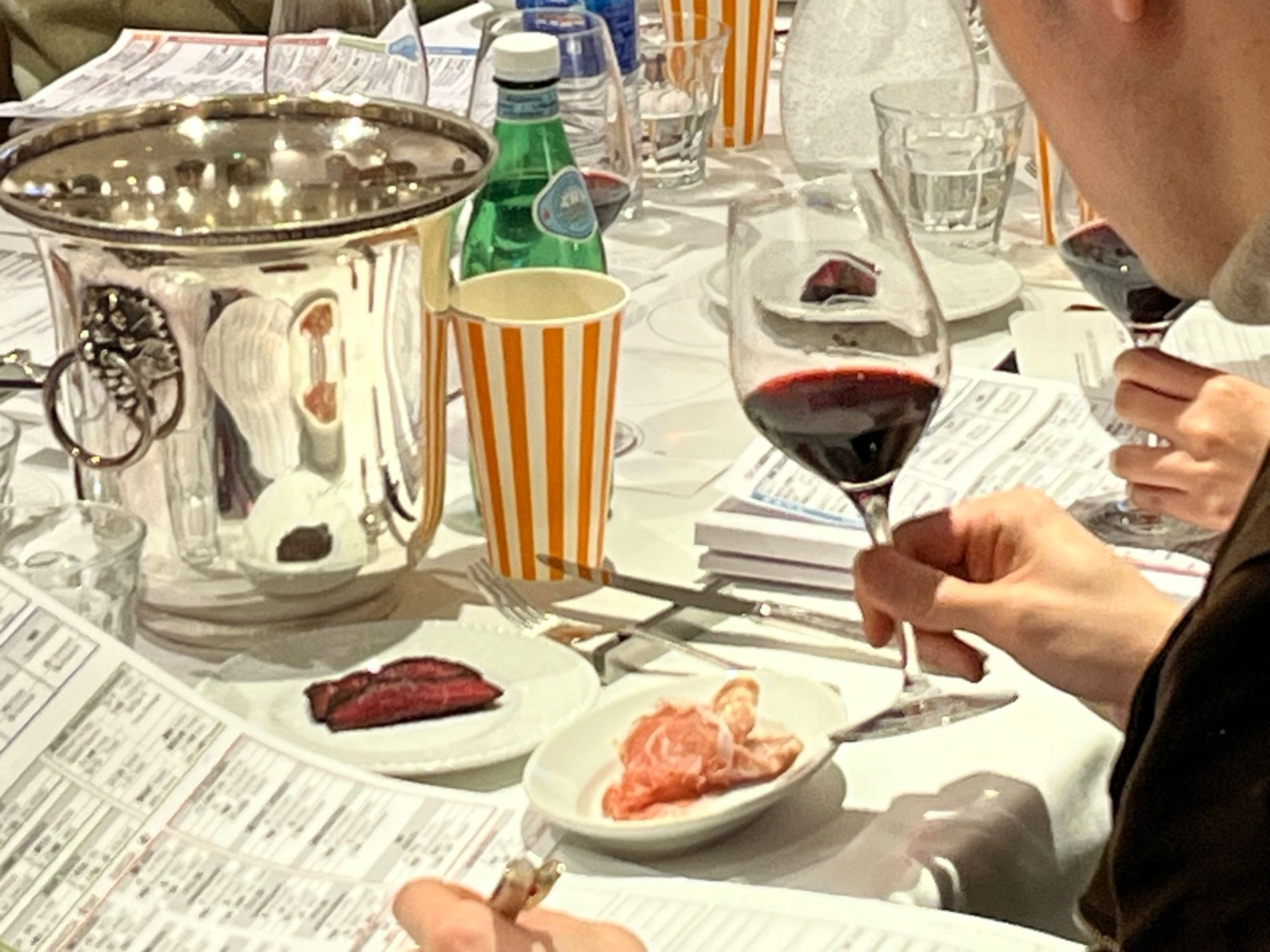 Un momento della degustazione durante una lezione dell’ottava edizione del Corso Internazionale, full immersion, sui vini delle Regioni d’Italia a Tokyo