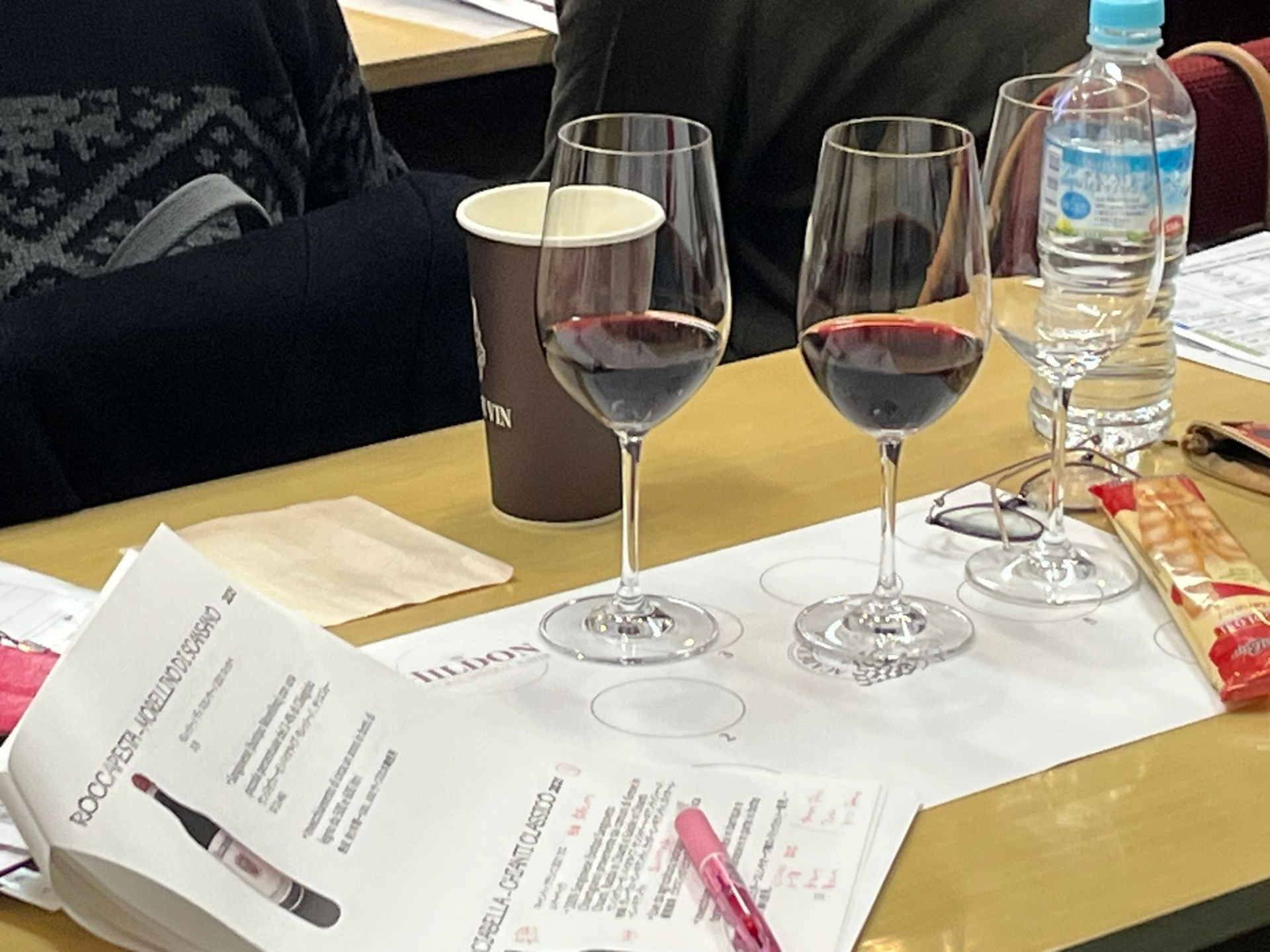 Un momento della degustazione durante una lezione dell’ottava edizione del Corso Internazionale, full immersion, sui vini delle Regioni d’Italia a Tokyo