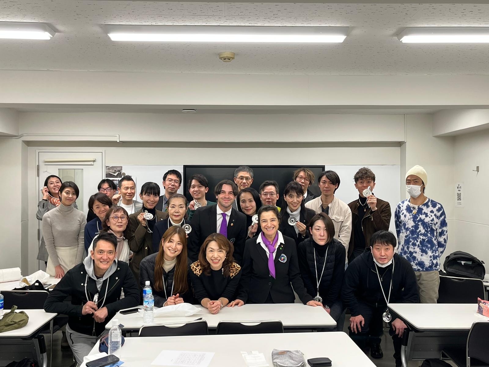 Edoardo Lemme e Antonella Anselmo insieme a tutti i corsisti dell’ottava edizione del Corso Internazionale, full immersion, sui vini delle Regioni d’Italia a Tokyo