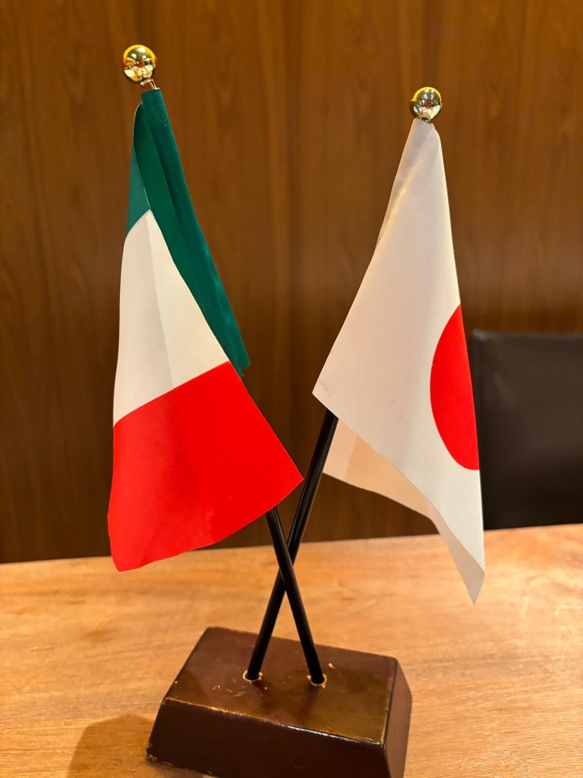 L'allestimento del tavolo di docenza durante l’ottava edizione del Corso Internazionale, full immersion, sui vini delle Regioni d’Italia a Tokyo