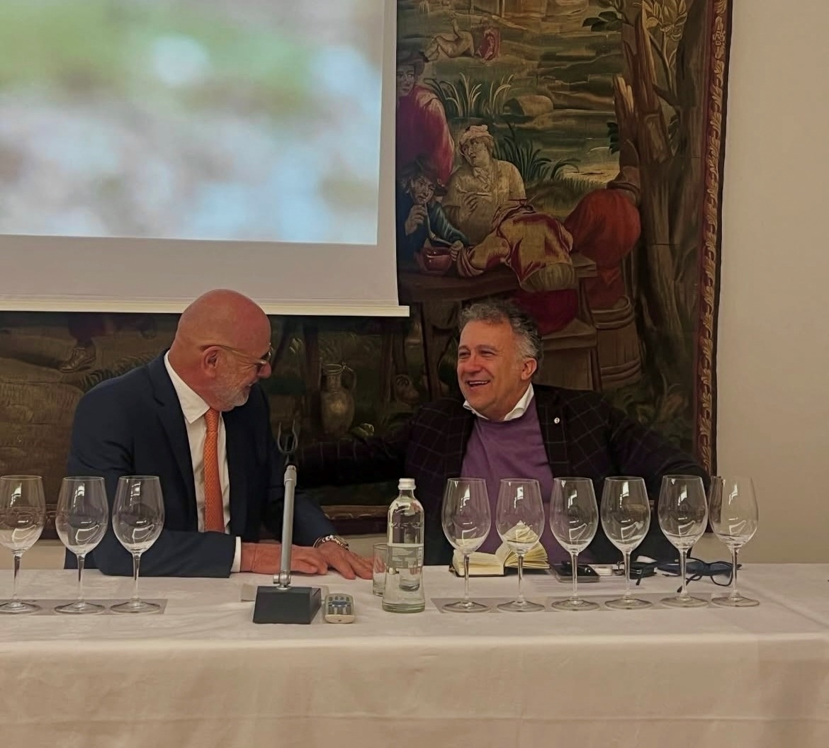 Domenico Pasetti e Massimo Billetto, docente di Fondazione Italiana Sommelier, in docenza durante la degustazione