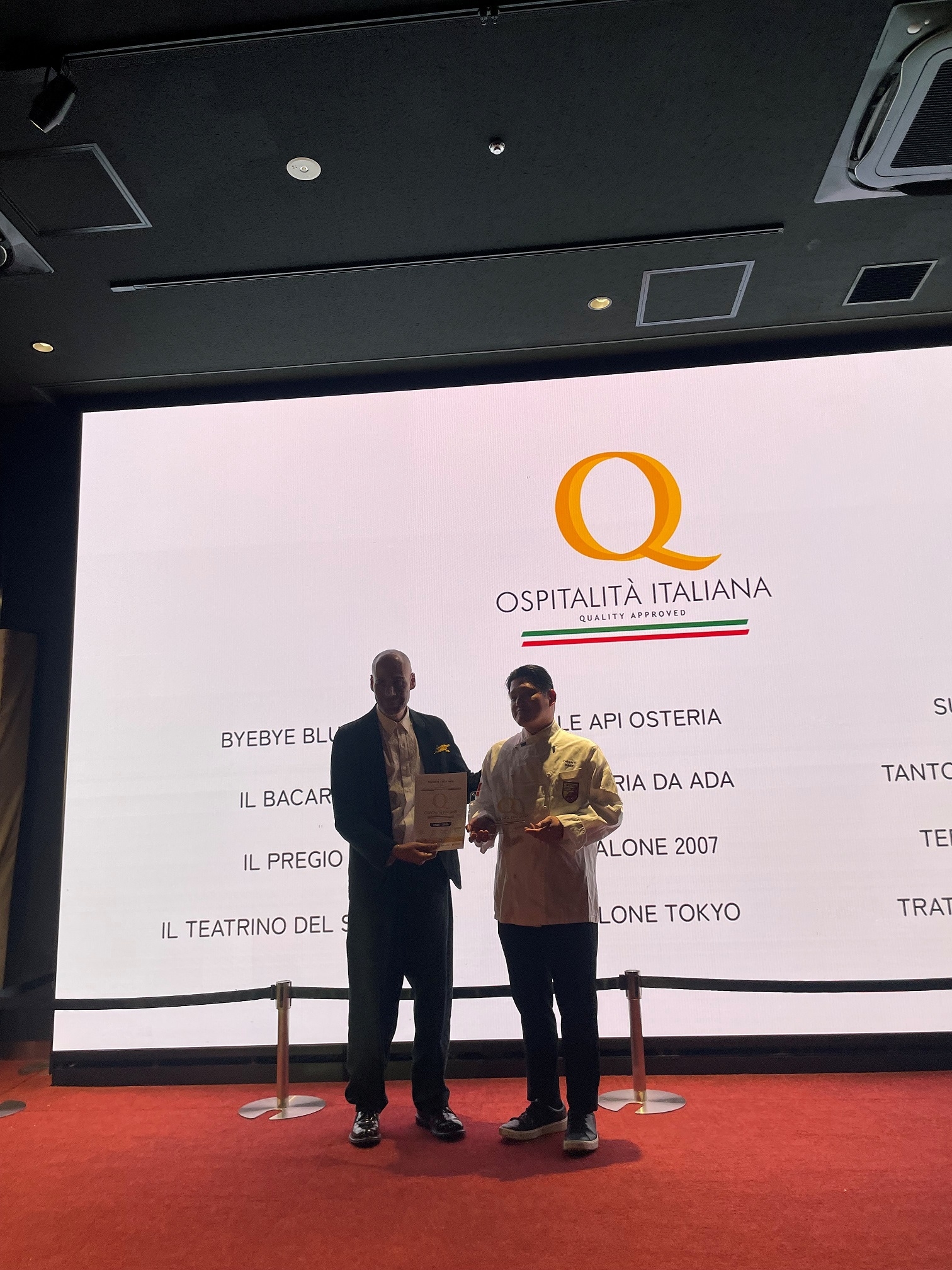 Tetsuya Inada riceve il premio Qualità Italiana dal responsabile della Camera di Commercio di Tokyo