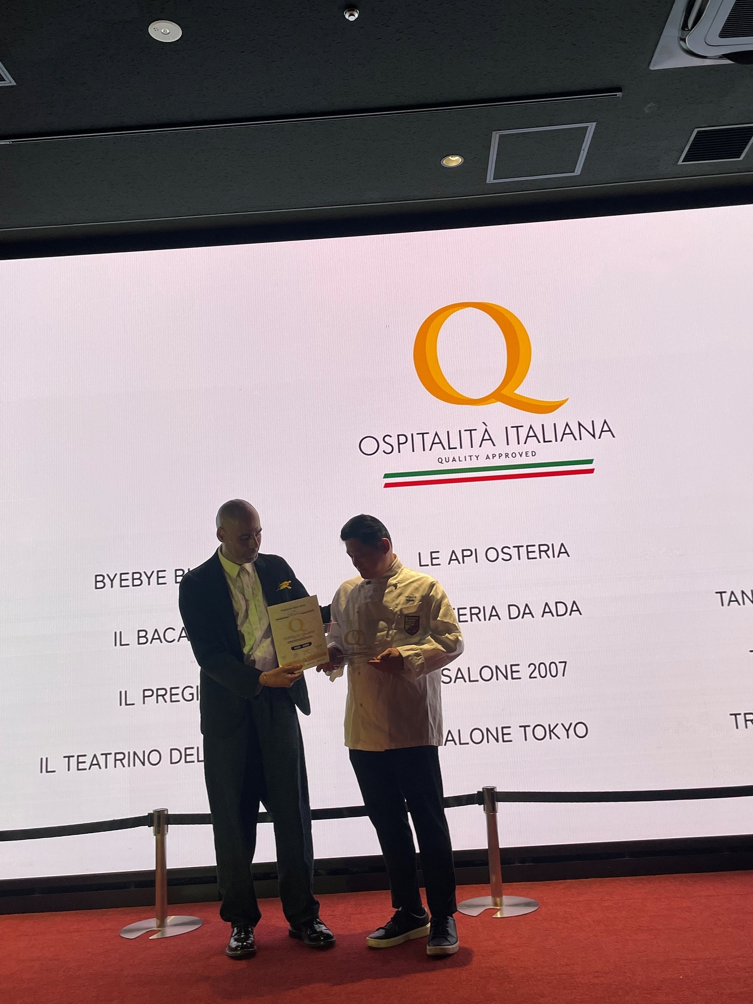 Tetsuya Inada riceve il premio Qualità Italiana dal responsabile della Camera di Commercio di Tokyo