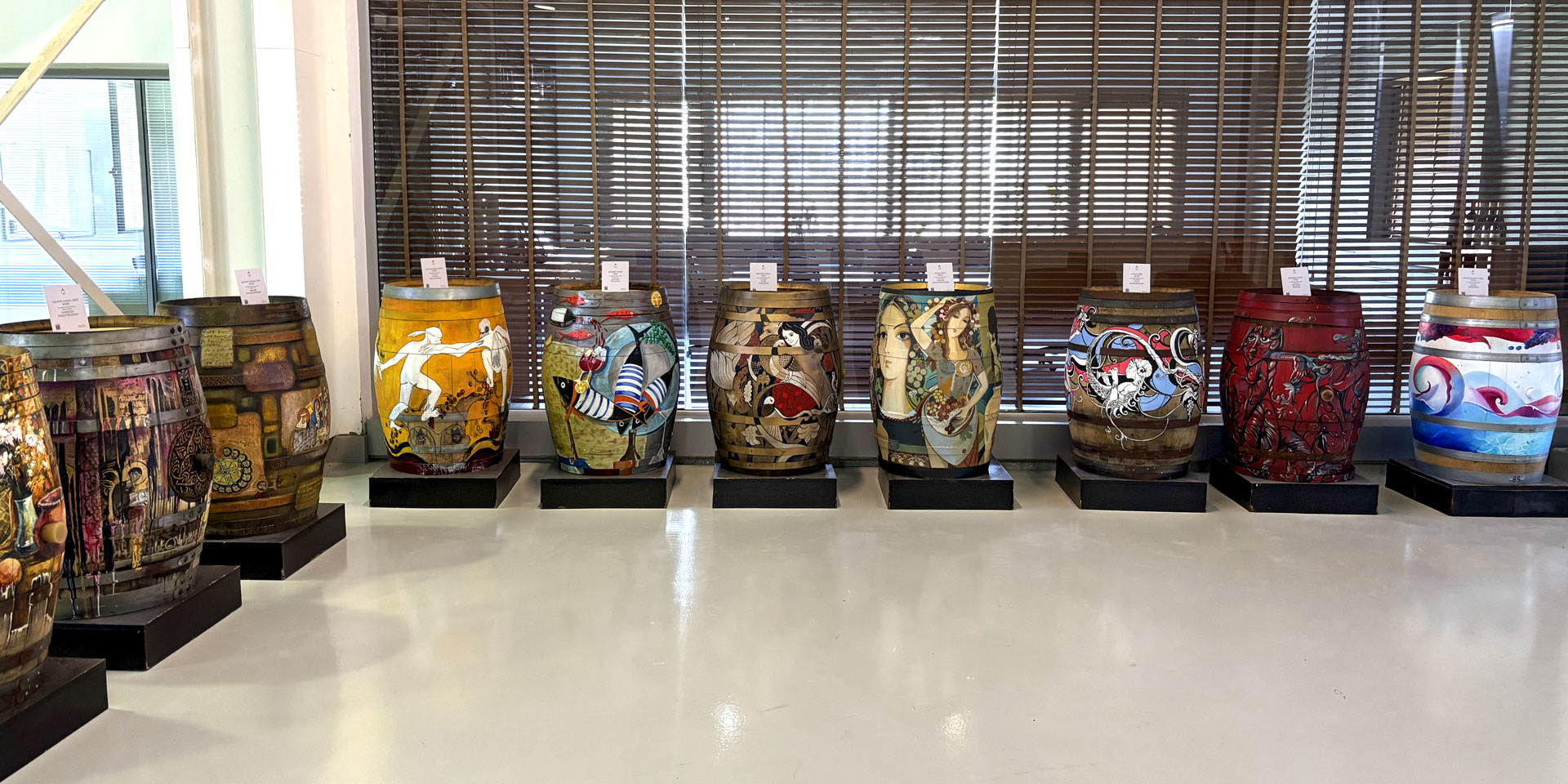 Karas, collezione di botti storiche dipinte ognuna da un differente artista Karas, collezione di botti storiche dipinte ognuna da un differente artista