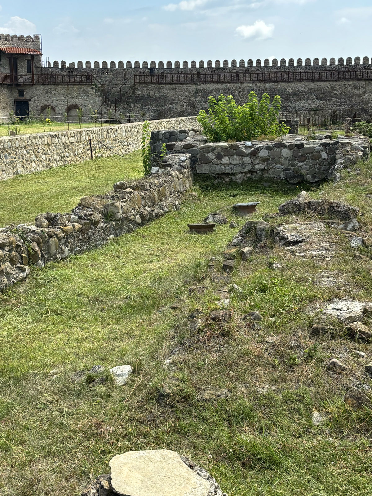 Monastero di Alaverdi, reperti di antiche anfore Monastero di Alaverdi, reperti di antiche anfore
