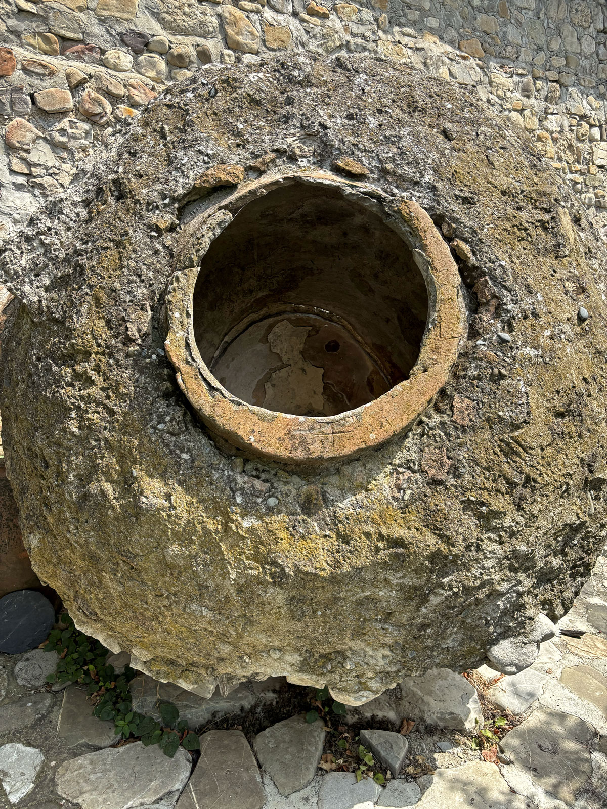 Monastero di Alaverdi, reperti di antiche anfore Monastero di Alaverdi, reperti di antiche anfore