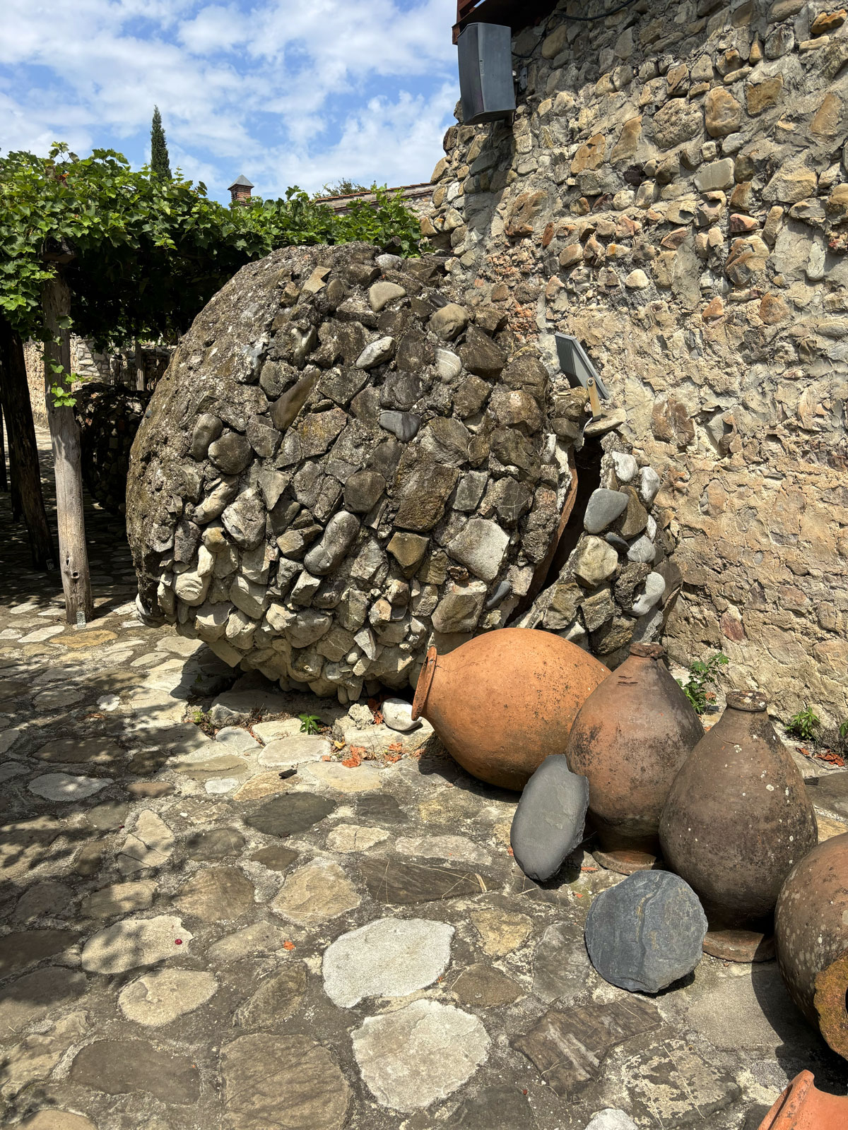 Monastero di Alaverdi, reperti di antiche anfore Monastero di Alaverdi, reperti di antiche anfore