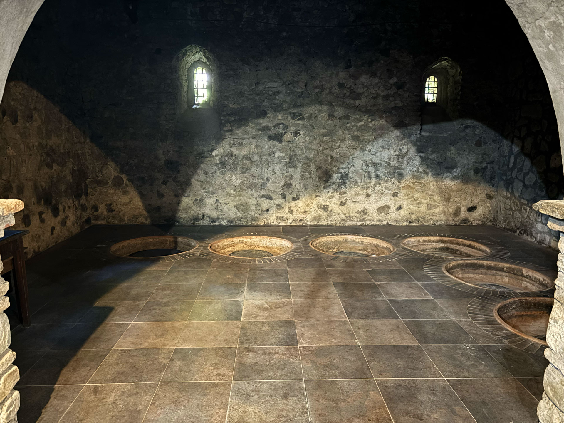 Monastero di Alaverdi, anfore interrate e sigillate attualmente in uso Monastero di Alaverdi, anfore interrate e sigillate attualmente in uso