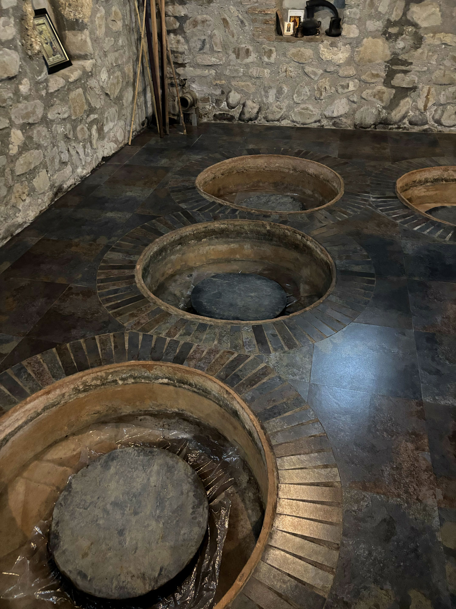 Monastero di Alaverdi, anfore interrate e sigillate attualmente in uso Monastero di Alaverdi, anfore interrate e sigillate attualmente in uso