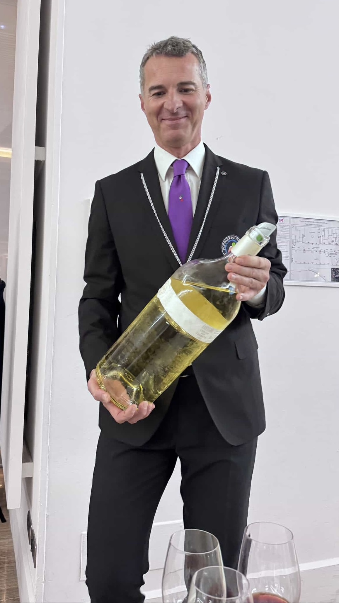 La bottiglia di Favorita da 5 litri servita dai Sommelier di servizio