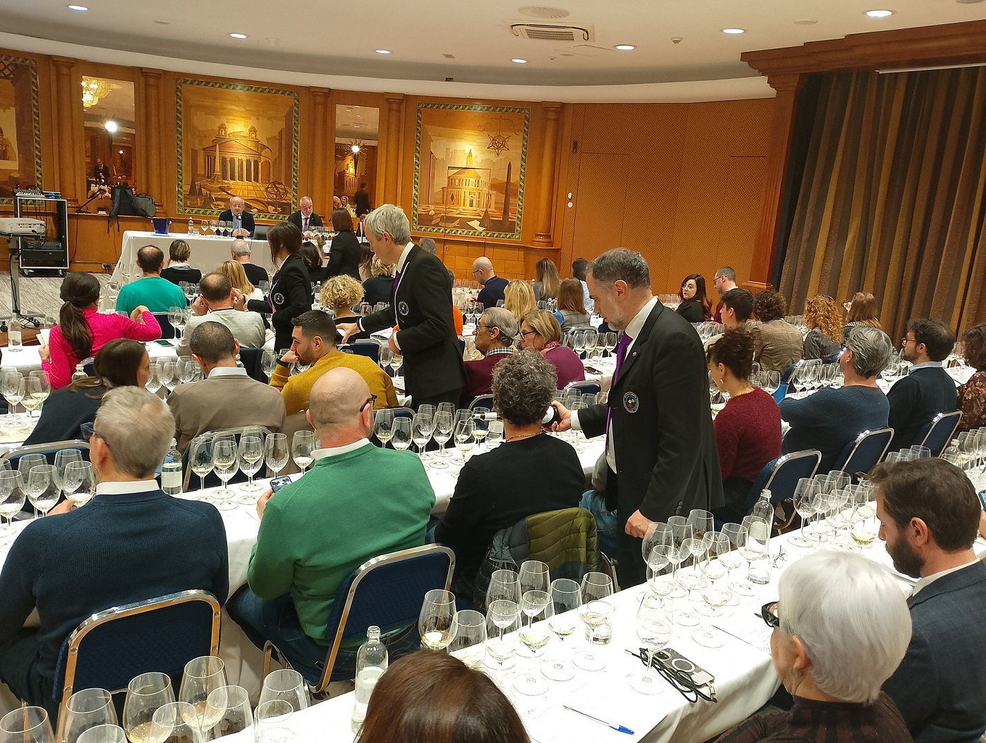 Panoramica della sala di degustazioni durante il servizio